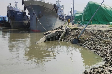 ভাঙনের মুখে খুলনার নদীবন্দর